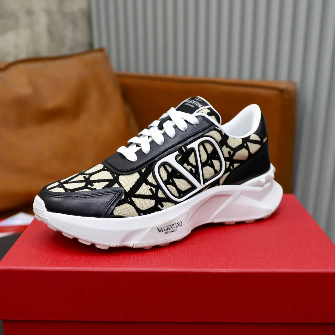 Ex-factory price: 460💰VALENTINO/Valentino 2025s men's latest low-top thick-soled sports shoes are shipped. Made with heavy industry, men's fine casual sports shoes, versatile style. Original leather, rubber lines embellished with geometric segmentation uppers, hand-sewn, novel and fashionable, rubber soles with rivet details on the front and back, VALENTINO GARAVANI LOGO printed on the side, and Valentino Garavani decorative inlay on the tongue. Logo, comfortable, breathable and durable on the feet! Comes with full original packaging! Code number: 38-39-40-41-42-43-44 (45 can be customized)